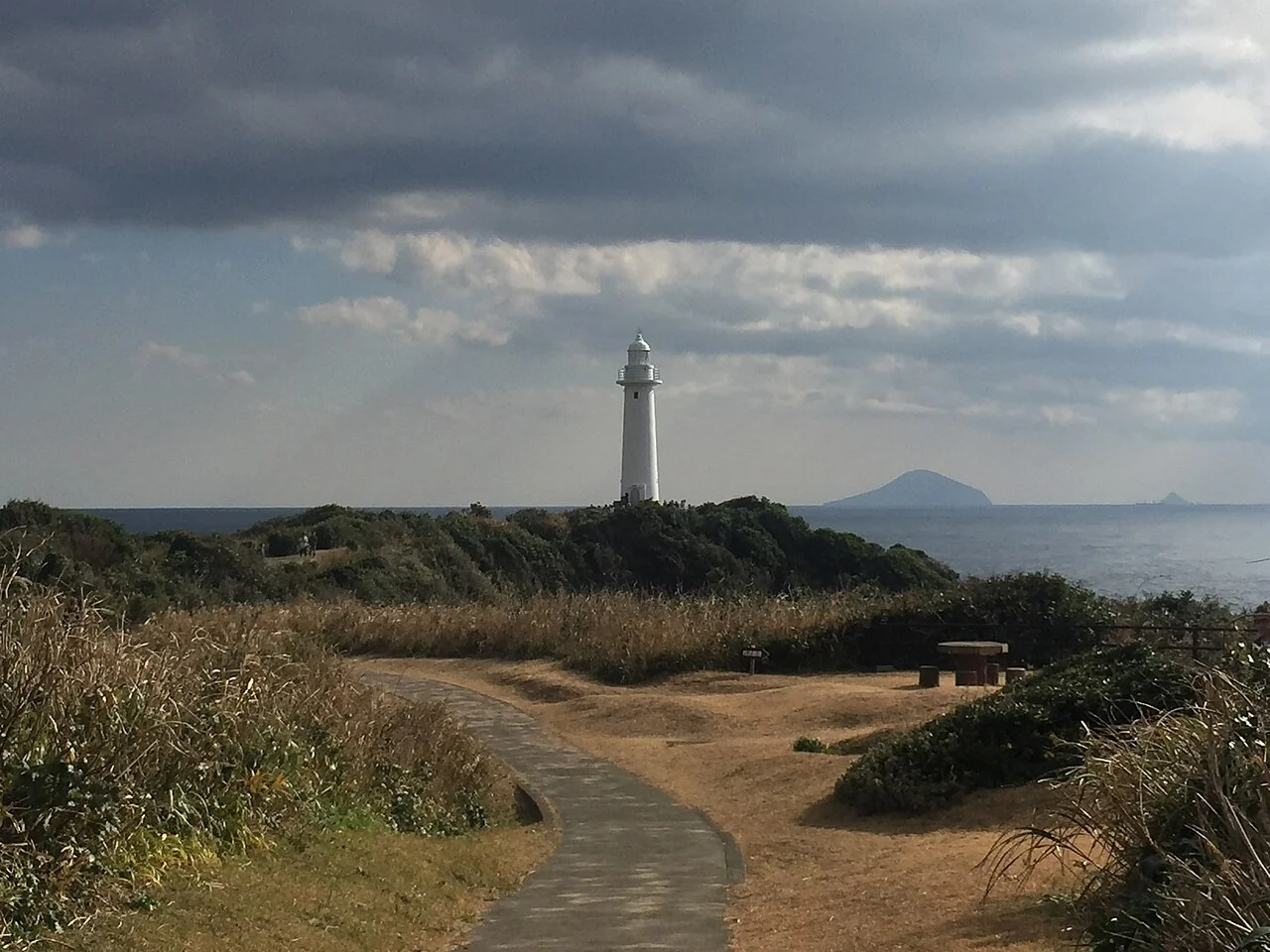 【下田市】爪木崎と俵磯｜白い灯台と柱状節理の岬さんぽ、夏の須崎半島へ